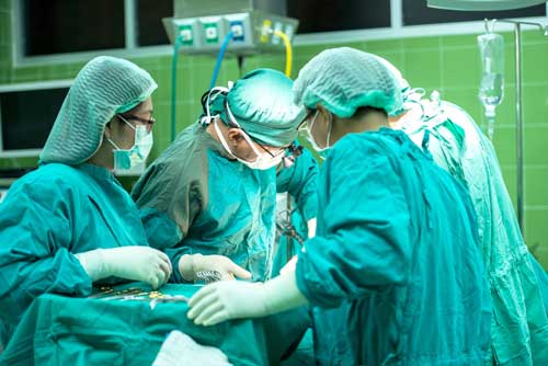 Início Médicos realizando uma cirurgia