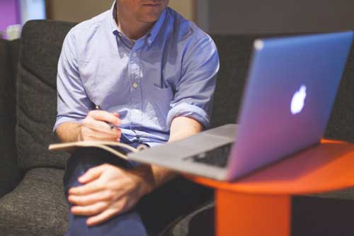 Homem trabalhando de frente para o notbooknotebook